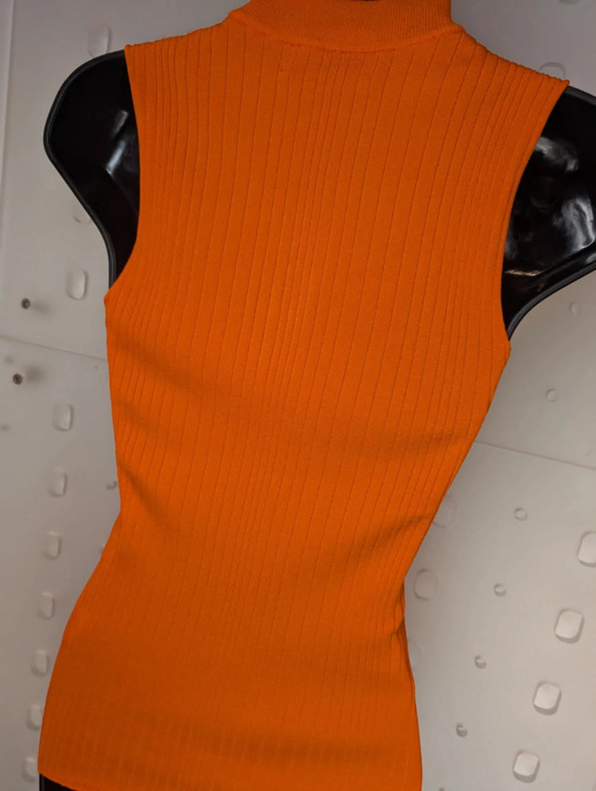 Essential Antwerp ribbed sleeveless pullover – size M