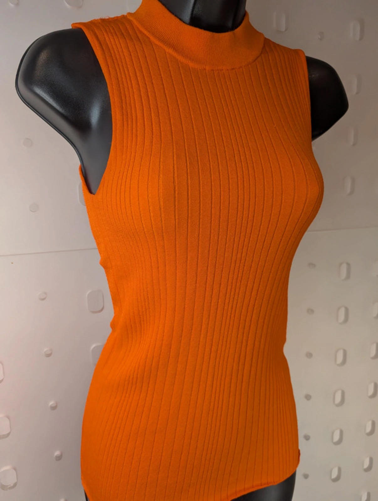 Essential Antwerp ribbed sleeveless pullover – size M